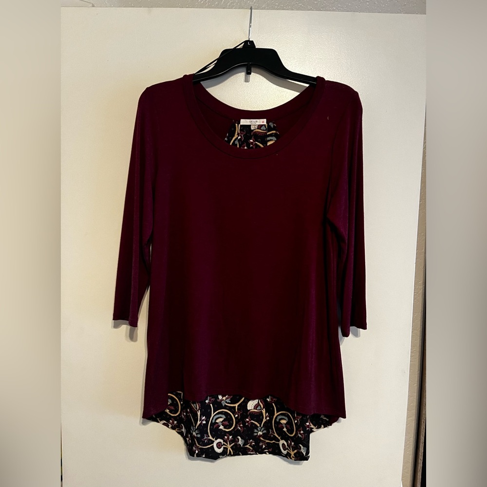 Lelis 3/4 sleeve top with floral back
